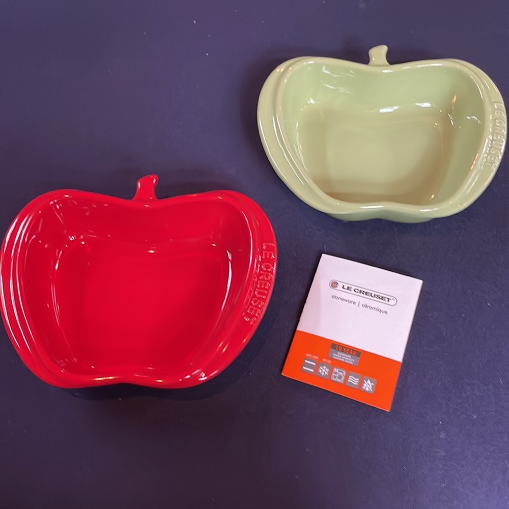 NWT Le Creuset Mini Apple Dishes (2), cerise and kiwi